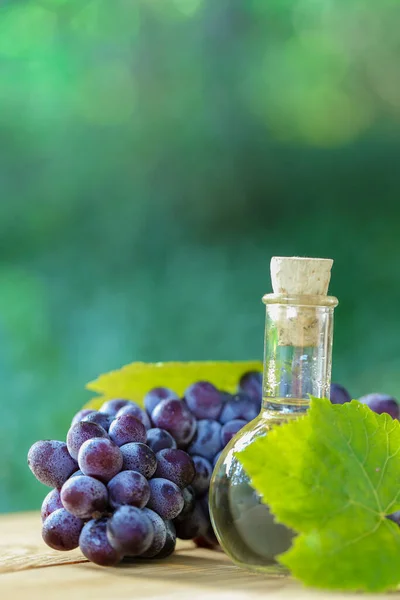 Traubenkernöl Traubenöl Und Essig Einer Runden Glasflasche Traubensträuße Auf Einer — Stockfoto