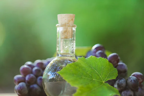 Vinagre Uva Botella Vidrio Racimos Uvas Con Hojas Verdes Una —  Fotos de Stock
