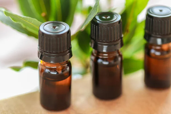Lorbeerblatt Ölflaschen Auf Holztisch Ätherisches Set Aromatherapie Und Ätherische Natürliche — Stockfoto