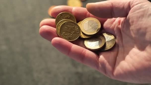 Euromünzen Der Hand Geldmangel Gehälter Und Sozialleistungen Der Europäischen Union — Stockvideo