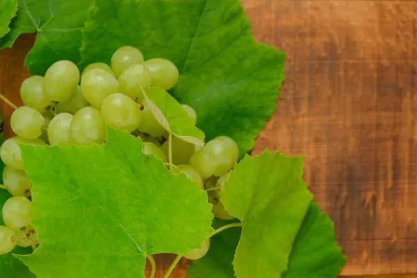 Uvas Con Hojas Sobre Fondo Mesa Madera Frutos Naturales Orgánicos —  Fotos de Stock