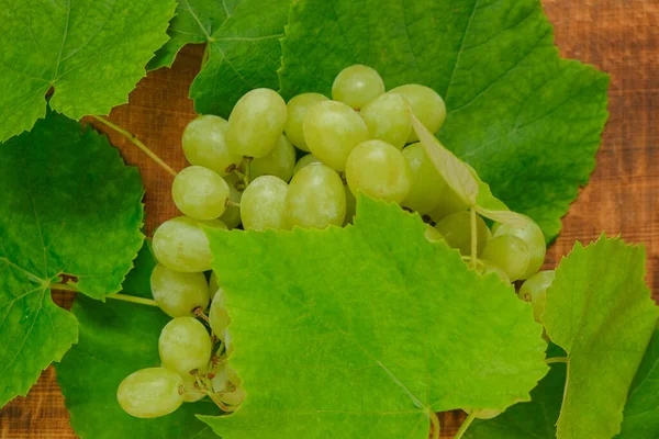 Gröna Druvor Med Blad Träbakgrund Ekologiska Naturliga Frukter Och Bär — Stockfoto