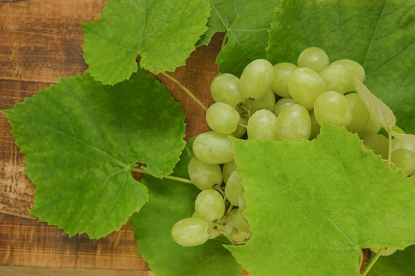 Groene Druiven Met Bladeren Houten Tafel Achtergrond Biologische Natuurlijke Vruchten — Stockfoto