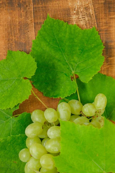 Gröna Druvor Med Blad Träbord Ekologiska Naturliga Frukter Och Bär — Stockfoto