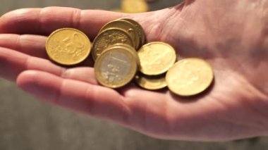 Mavi arka planda beyaz bulut. Yüksek kalite 4k görüntü