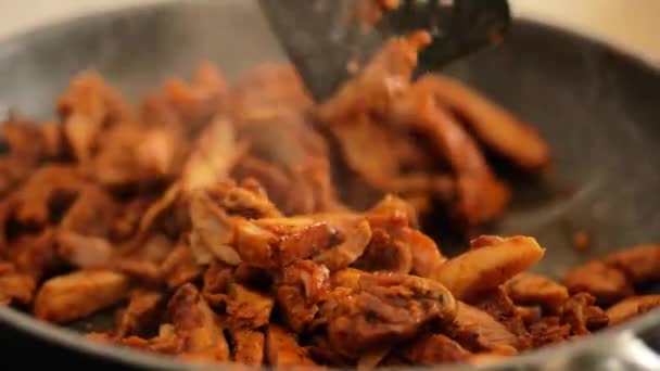 Trozos Carne Pollo Salsa Fríen Una Sartén Con Ahumado Proceso — Vídeo de stock