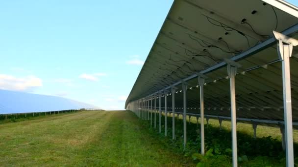 Energia Solar Conexão Painel Solar Campo Painéis Solares Vista Lateral — Vídeo de Stock