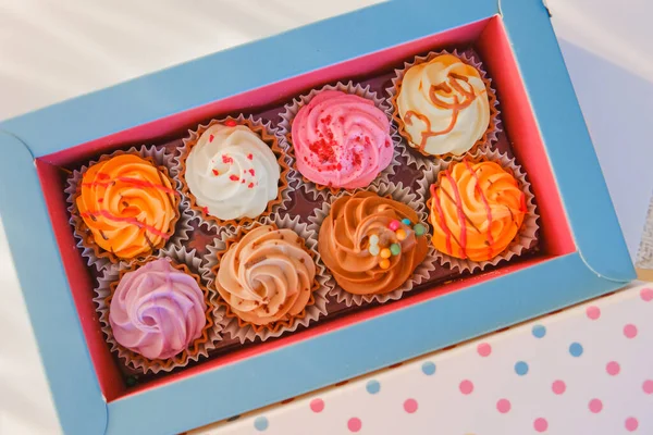 Bakverk Blandade Söta Pastries Cupcakes Med Färgglada Grädde Som Låda — Stockfoto