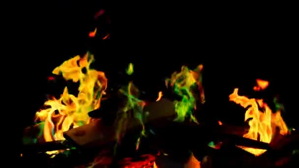 Sihirli Ateş Ateşli Duvar Kağıdı Çok Renkli Alevler Karanlıkta Kıvılcımlar — Stok video