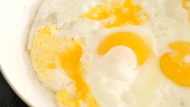 Roerei Close Uitzicht Vanboven Eet Gebakken Eieren Zonnebloemolie Gezond Proteïne — Stockvideo