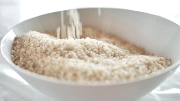 Rýžové Zrno Bíle Pomalu Padá Bílé Desky Zpomalený Pohyb Sacharidová — Stock video