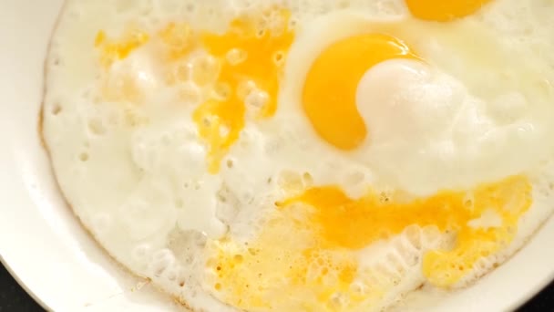 Smażone Jajecznicę Bliska Widok Góry Zdrowe Śniadanie Proteinowe Apetyczne Smażone — Wideo stockowe