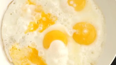 Ayçiçeği yağında iştah açıcı sahanda yumurta. Yakın planda çırpılmış yumurta. Yukarıdan bak. Sağlıklı protein kahvaltısı. 4k görüntü