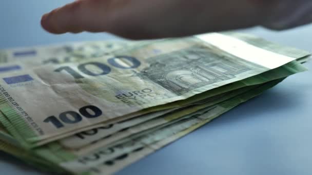 100ユーロの銀行券 手はテーブルの上にユーロのお金を置きます テーブルの上にユーロ紙幣のファン 高品質4K映像 — ストック動画