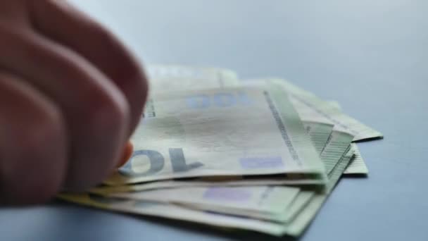 100ユーロの銀行券を数える手を閉じる 欧州連合 のお金 ユーロ圏での収益と支出 ヨーロッパでの給与 高品質4K映像 — ストック動画