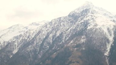 Bulutlu gökyüzü olan dağ manzarası. Yaklaşık olarak. Tyrol, Avusturya. 4k görüntü