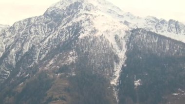 Dağ manzarası. Yaklaşık. Tyrol, Avusturya. Gri bulutlarda karlı dağ zirveleri.