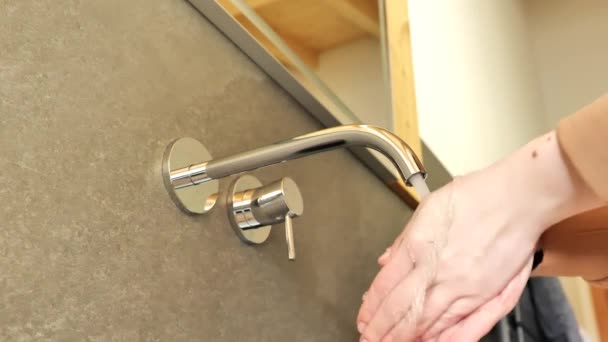Handreinigung Handwäsche Toilettenraum Zeitlupe Hochwertiges Filmmaterial — Stockvideo