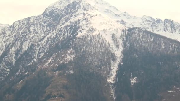 Bergslandskap Approximation Tyrolen Österrike Snöiga Bergstoppar Gråa Moln — Stockvideo