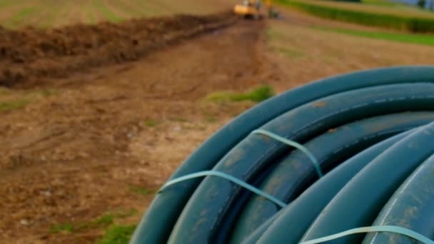 水管安装 水管铺设 水管和黄色挖掘机在田里 进行水利建设 给房子送水 高质量的4K镜头 — 图库视频影像