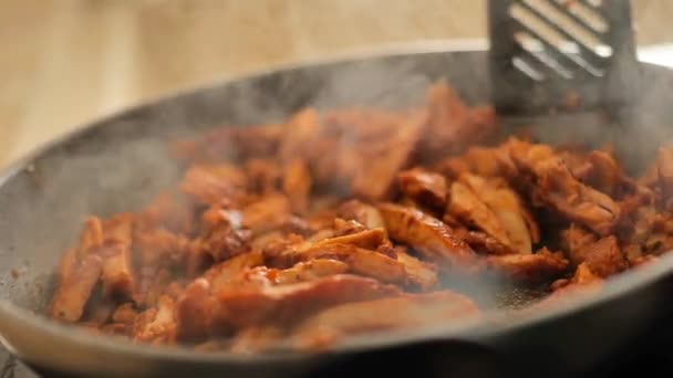 Csirke Darabok Egy Sütő Pan Csirke Hús Darabok Mártással Sült — Stock videók