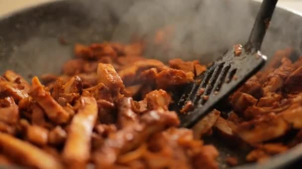 Csirkehús Darabok Szószban Sült Serpenyőben Füsttel Lassított Felvétel Felvétel — Stock videók