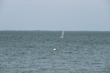 Tekne denizde yelken açar. Deniz tatili. Almanya 'da Kuzey Denizi. Suda hareket var.