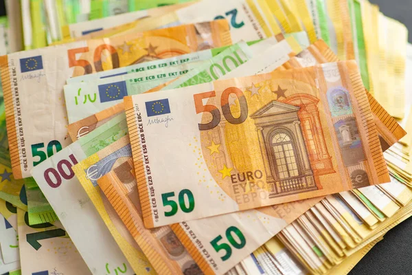 Opakowanie Zamknięciem Pieniędzy Liczenie Pieniędzy Sto Pięćdziesiąt Banknotów Euro Czarnym — Zdjęcie stockowe