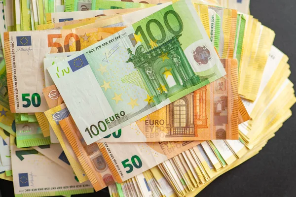 Paquete Dinero Close Ciento Cincuenta Billetes Euro Mesa Negra Contando —  Fotos de Stock