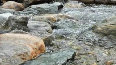 dağ nehri. Su ve taş dokusu. Temiz su konsepti. Nehir akışı. Ağır çekim. Yüksek kalite 4k görüntü