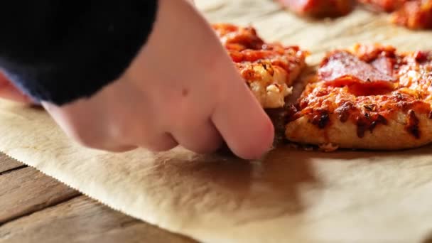Krojenie Pizzy Ręka Bierze Kawałek Pizzy Papieru Pieczenia Apetyt Pizzy — Wideo stockowe