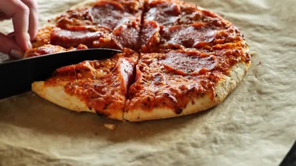 Пицца Нарезает Пару Аппетитную Пиццу Хлебным Ножом Бумаге Выпечки Аппетитная — стоковое видео