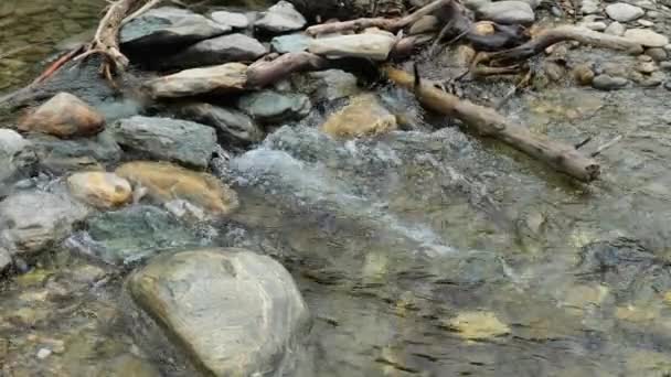 Горная Река Текстура Воды Камня Замедление Кадров — стоковое видео