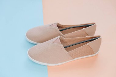 Espadrilles ayakkabıları bej mavisi birleşik arka planda. Açık bej renkte açık renkli ayakkabılar. Yaz sezonu için şık ayakkabılar.