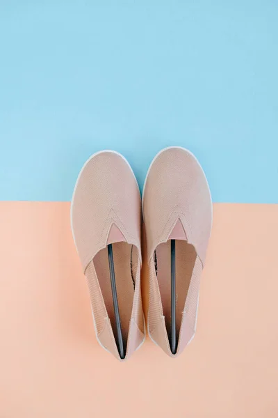 Zapatos Alpargatas Par Sobre Fondo Combinado Beige Azul Zapatos Ligeros —  Fotos de Stock