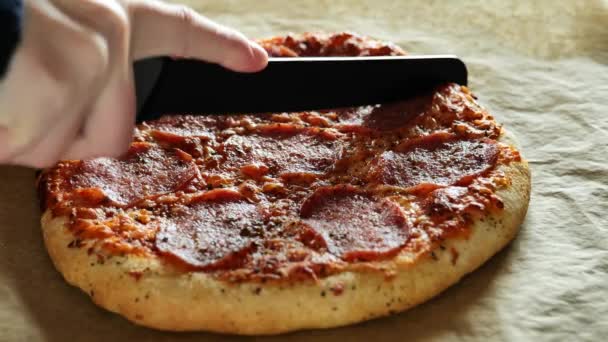 Разрезание Пиццы Руки Режущие Горячую Пиццу Ножом Хлеба Крупным Планом — стоковое видео