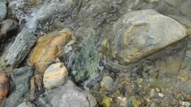 Wasserströme Fließen Über Die Steine Textur Des Wassers Und Des — Stockvideo