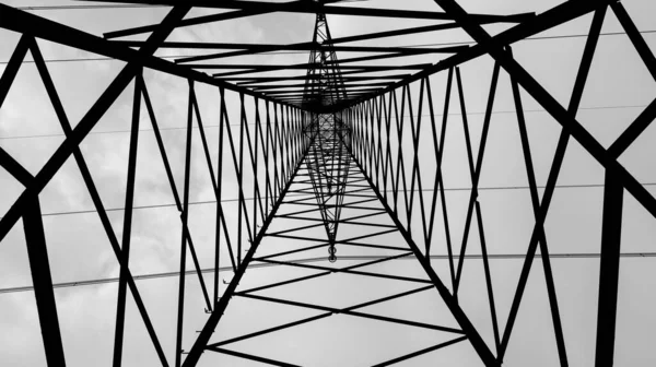 输电线路 输电线路的塔 内视图 高压电源 电力概念 — 图库照片