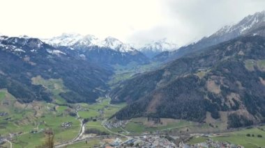 Matrei in Tyrol, Avusturya. Dağ manzarası. Dağların eteğindeki şehir. Hohe Tauern bölgesi. Dağlardaki Alp şehri. Yukarıdan bakıldığında Avusturya 'nın simgesi. 4k görüntü