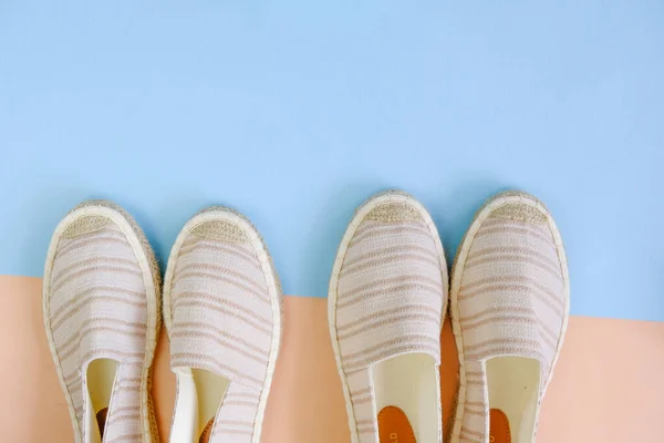 Zapatos Alpargatas Tela Rayas Beige Sobre Fondo Combinado Beige Azul —  Fotos de Stock