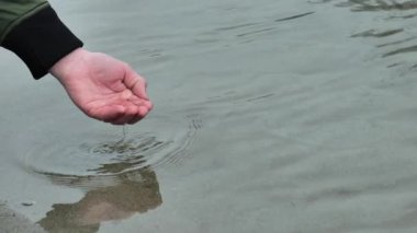 Dağ nehrinde temiz su. Eller berrak su döker. Ağır çekim. Yüksek kalite 4k görüntü