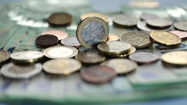Moeda Euros Euro Cêntimos Que Caem Sobre Uma Fatura Despesas — Vídeo de Stock