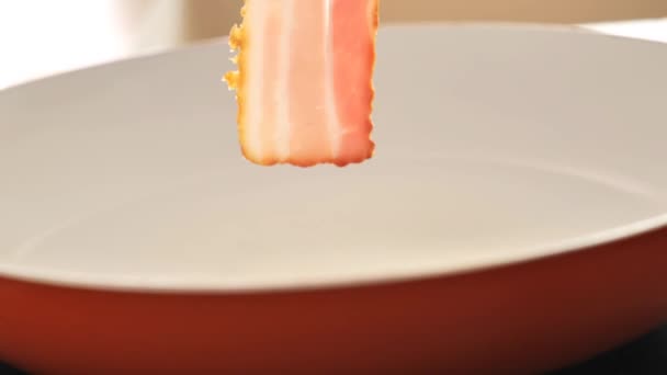フライパンにベーコンストリップ 朝食の準備 ケトダイエット成分 4K映像 — ストック動画