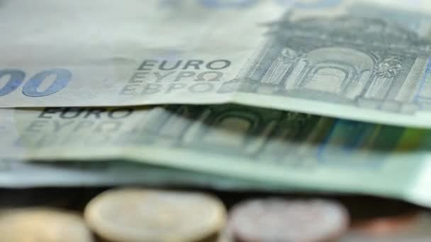 ユーロ硬貨は100ユーロ紙幣で閉鎖されている 現金支払いと費用 欧州連合内のユーロ為替レート欧州諸国の費用と所得 高品質4K映像 — ストック動画