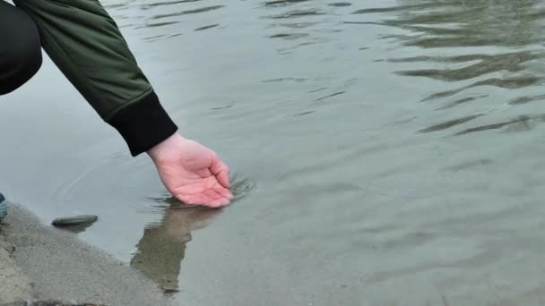 Dağ Nehrinde Temiz Eller Berrak Döker Ağır Çekim Görüntü — Stok video