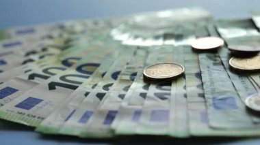 Avro sentleri 100 Euro 'luk banknotlara düşüyor. Avrupa para birimi. Para ve finans. Avrupa Birliği 'nde avro döviz kuru. Yüksek kalite 4k görüntü