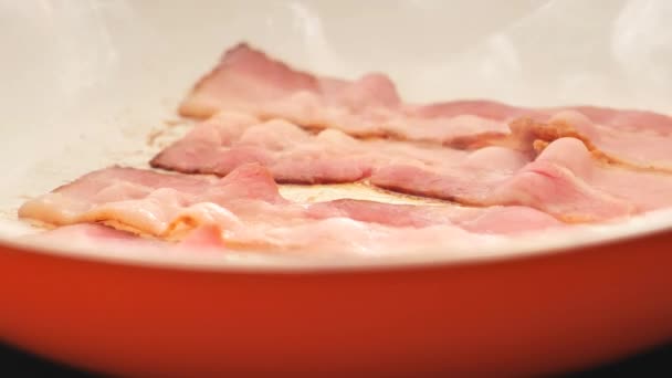 Smoky Fried Bacon Bacon Strips Fry Orange Frying Pan Footage — Stock Video