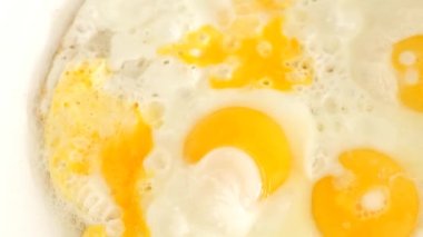 Kızarmış yumurta. Sıcak köpüklü yumurta. Yakın plan. Yukarıdan bak. Sağlıklı protein kahvaltısı. Ayçiçeği yağında kızarmış yumurta. 4k görüntü