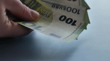 Eller 100 Euro 'luk banknotları sayıyor. Euro banknotları hayranı. Avrupa Birliği parası. Avro Bölgesi 'nde kazanç ve harcamalar. 4k görüntü