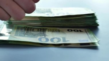 Avro banknotlarını saymak. Avrupa Birliği parası. Avro Bölgesi 'nden kazanç. 4k görüntü
